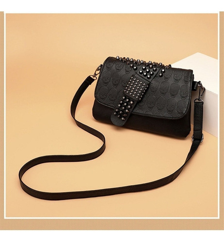 Descuento. Aplicable A: Bolso Mujer Remachado Negro