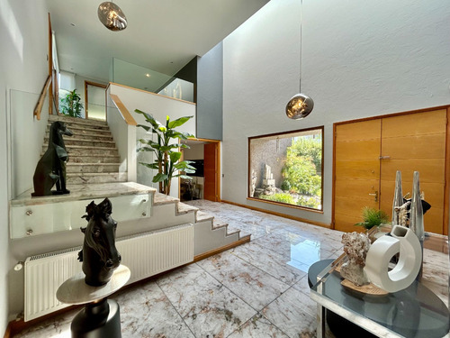 Amoblada / Exclusiva Casa De 6 Dormitorios En Condominio
