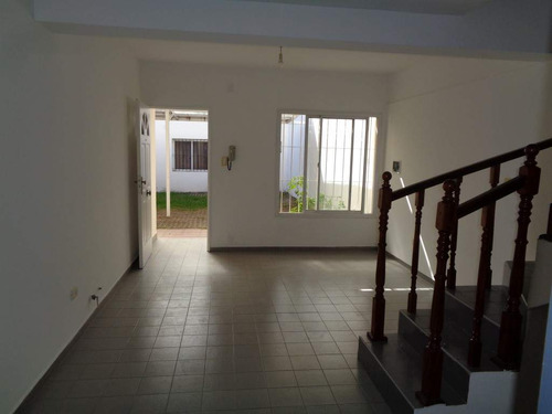 Barrio Alta Córdoba - Casa De 2 Dormitorios, Amplia Y Luminosa Con Cochera Cubierta, Cocina Comedor, 2 Baños Y Patio Con Césped