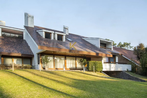 Casa A La Venta En Playa Mansa Punta Del Este, Gran Tamaño Ubicada En Zona Privilegiada.