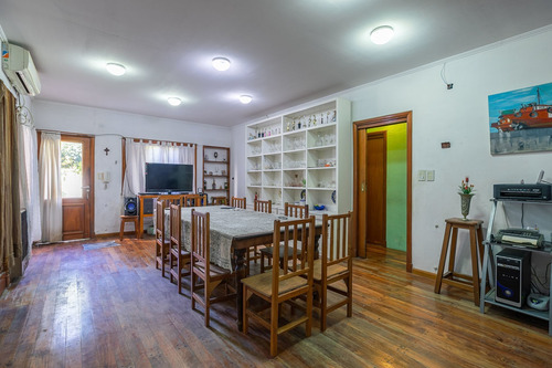 Casa En Venta, La Plata, Con Parque
