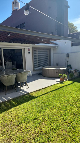 Amplia Casa Tipo Chalet De 5 Ambientes Como A Estrenar Con Jardin Y Cochera En Venta. Florida