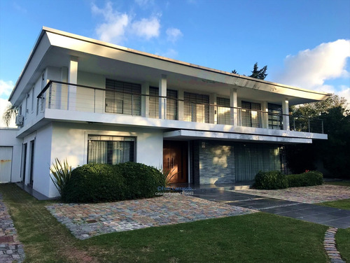 Imagen 1 de 22 de Extraordinaria Residencia Sobre Almirante Harwood