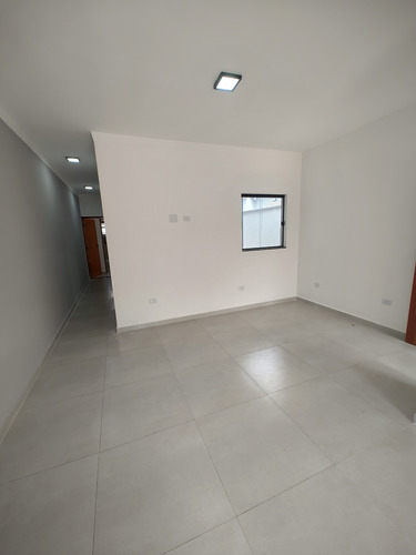 Casa Com Dois Quartos Sendo Uma Suíte, Piscina