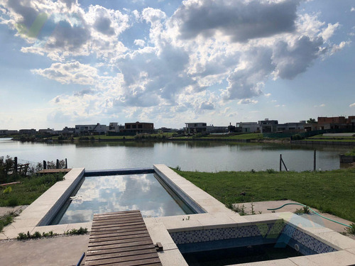 Venta De Casa San Sebastian Con Pileta A La Laguna