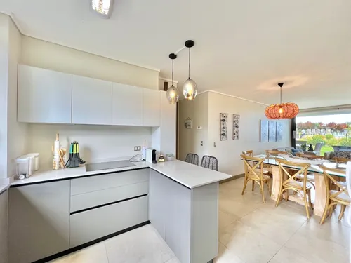 Excelente Departamento En Primer Piso Con Jardín En Marbella