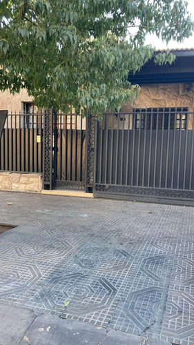 Destacada Vivienda, 5 Dormitorios En Ciudad De Mza