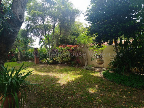 Casa En Venta En Lomas De Chuao Caracas Calle Cerrada