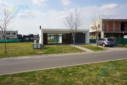 Vmaffia Vende Excelente Casa En El Barrio De San Ramón. 4amb. Diseño Exclusivo.