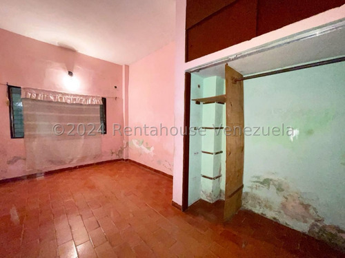 Casa En Alquiler Con Amplios Espacios En San Ignacio Maracay Estacionamiento Techado Agua Constante Estef 25-3327