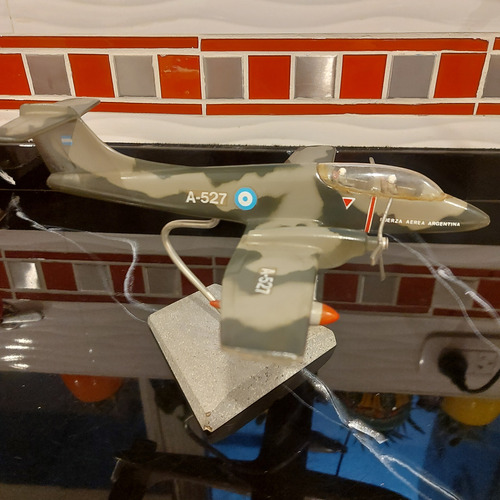 Avion De Coleccion Fuerza Aerea Pucara Con Base. 29cmx29cm Verde Musgo (Usado)