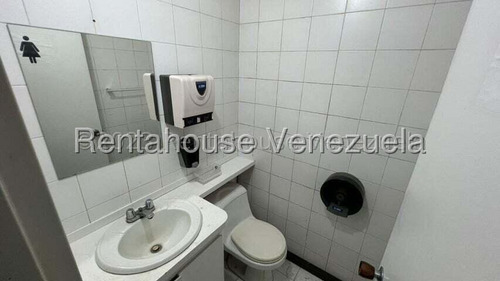 En Venta Local Comercial. - Urb. Chacao.
