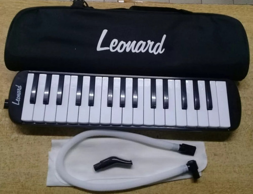 Imagen 1 de 1 de Flauta Melódica Leonard 32 Teclas Piano Funda + Accesorios