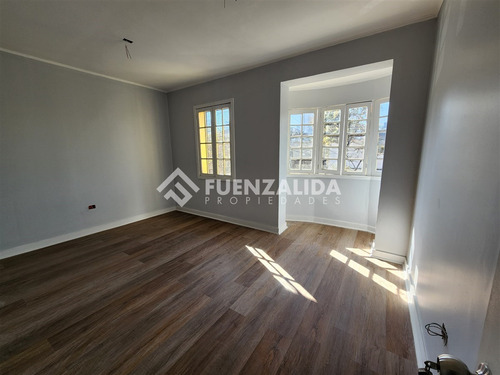 Casa En Venta De 5 Dorm. En Santiago