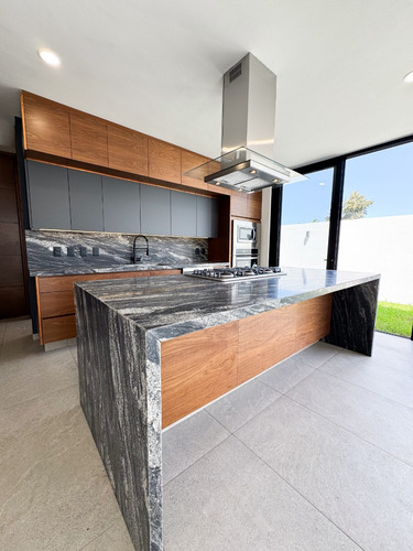 Amplia Casa De Lujo En Venta En Residencial Bajío Hábitat