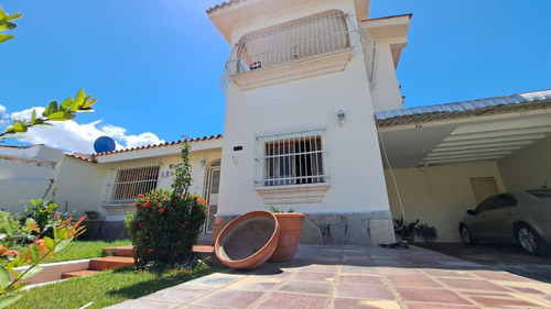 En Venta Linda Quinta El Trigal Norte Valencia En Calle Cerrada, Sk