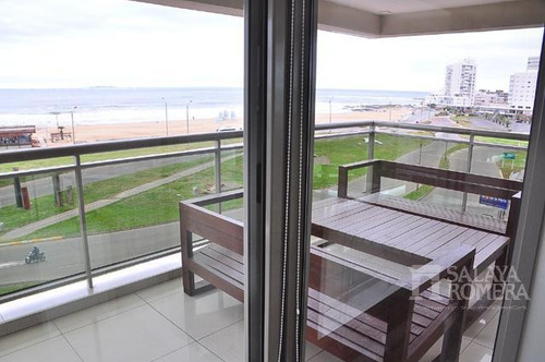 Apartamento De 4 Dormitorios Ubicado En Primera Linea De Playa Brava, Punta Del Este