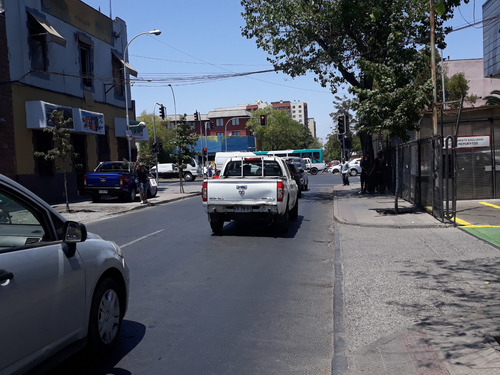 Excelente Local, Galpón Y Bodegas En San Ignacio / Av. Matta