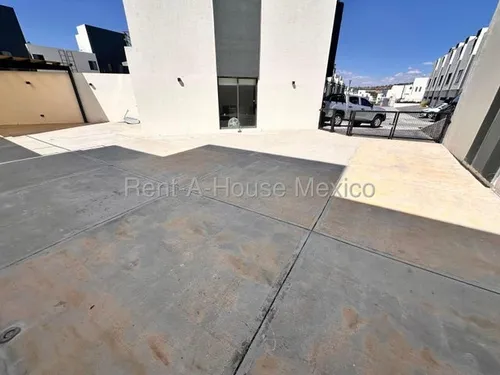 Venta - Casa En Esquina Con 3 Recámaras Y Terreno Excedente, El Mirador | Rahqro