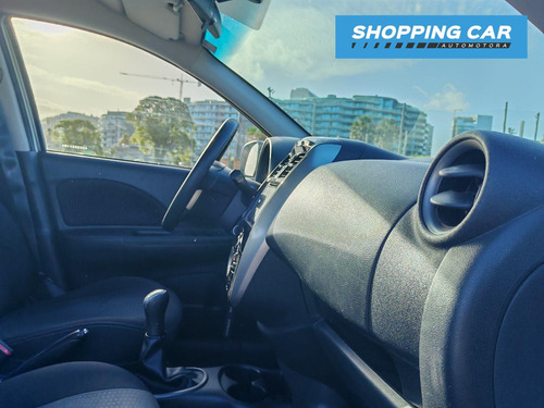 Nissan March -