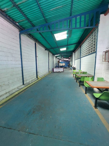 Venta De Galpón. Zona Industrial La Quizanda. Portón De Acceso En El Frente Del Galpón De 4 M. De Altura Con Santamaria. Mr.