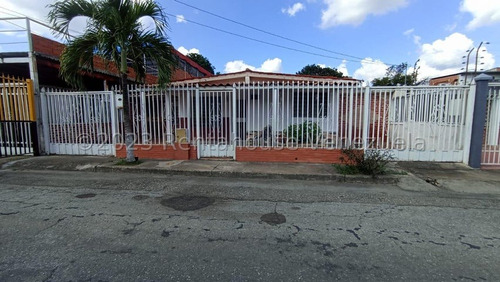  Arnaldo  López Vende  Amplia Casa En Calle Cerrada  En  Patarata Barquisimeto  Lara, Venezuela.  6 Dormitorios  4 Baños  282 M² 