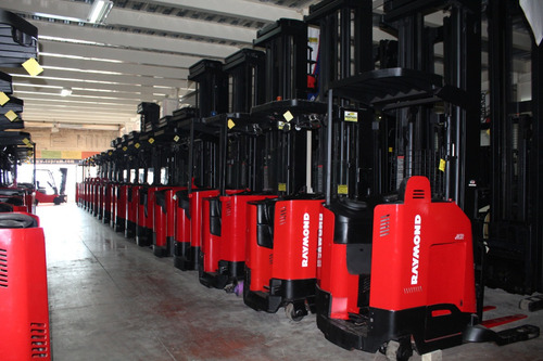 Variedad De Montacargas Eléctricos Y De Combustión Raymond