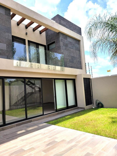 Casa En Venta En Lomas De Juriquilla Con Amplio Jardín Y Diseño Moderno