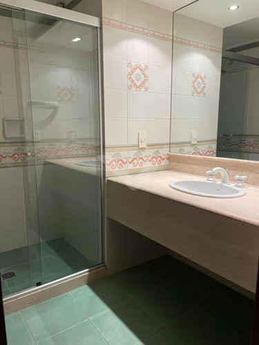 Apartamento En Planta Baja. 3 Dormitorios En Suite Y Servicio