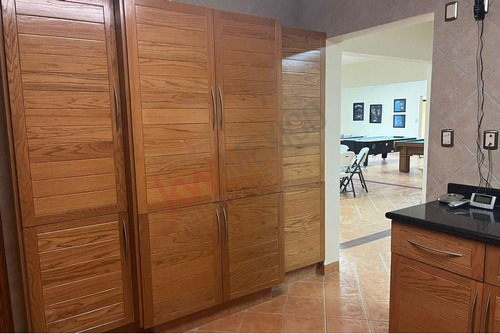 Espectacular Casa En Venta En San Isidro, Con Un Enorme Jardin Y Alberca.