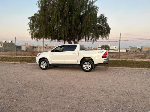 Imagen 2 de 7 de Toyota Hilux 2017 2.8 Cd Srv 177cv 4x4