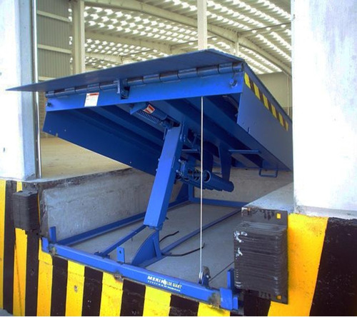 Imagen 1 de 6 de Rampa Niveladora De Anden Mecanica Blue Giant 6' X 8'
