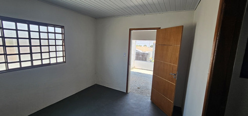 Casa De 2 Quartos Com Edícula