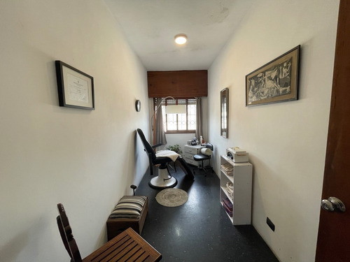 Imagen 7 de 15 de Venta De Amplia Casa Sobre Avenida Italia, Ideal Para Vivienda O Empresa.