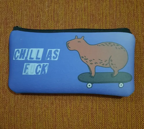 Cartuchera Neopren Carpincho En Patineta (capibara)