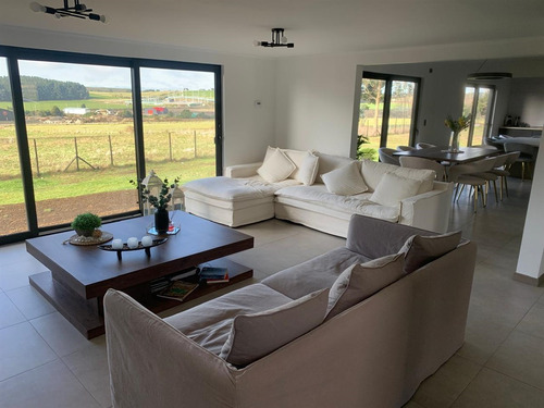 Casa En Venta De 4 Dorm. En Puerto Varas