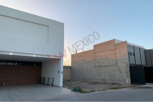 Terreno Residencial En Venta, En Quinta Tamarindos, A Pocos Metros De Galerías Laguna.