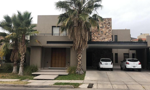 Casa En Alquiler - 4 Dormitorios 6 Baños - Cocheras - 1.224mts2 - Godoy Cruz
