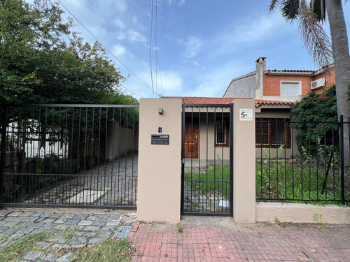 Casa En Carrasco - Alquiler Mensual U$s2. 500 - Ideal Para Vivienda U Oficinas! - A Solo Dos Cuadras De Av. Bolivia. 3 Dormitorios - 2 Baños - Parrillero Y Mucho Más!