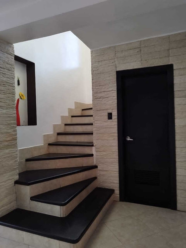 Imagen 13 de 16 de Leal Pérez Vende Townhouse En Mañongo, Res Monte Libano