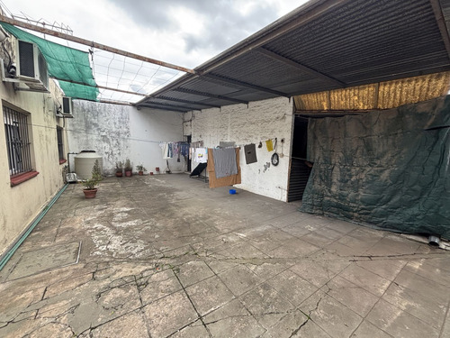 Casa 2 Dormitorios, Amplio Jardín Con Galpón Y Dpto Al Fondo