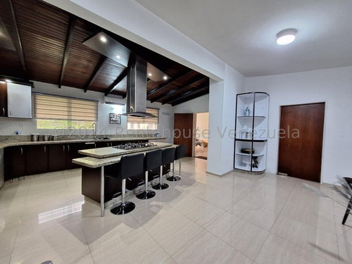 Amplia Casa En Venta 1785 Mts De Terreno En El Piñal Norte, El Limón 24-28734 Hc