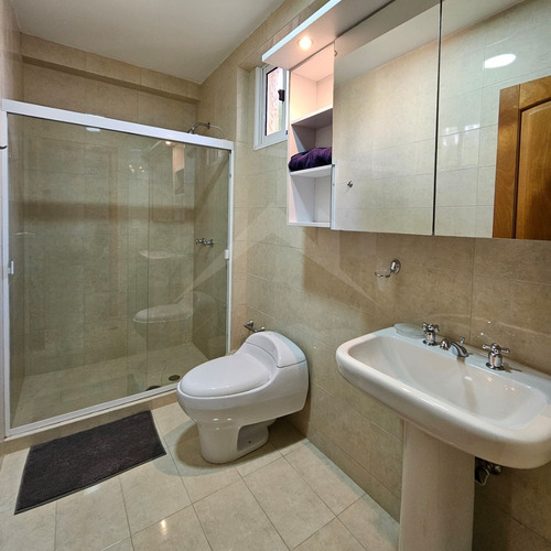 En Venta Amplio Apartamento En Res. Siete Mares, Lecheria