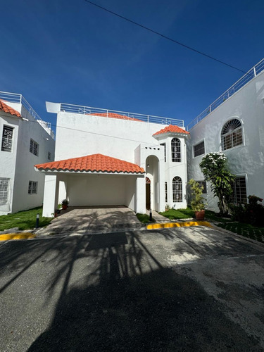Se Vende Casa En San Pedro De Macoris Cerca Del Supermercado Jumbo