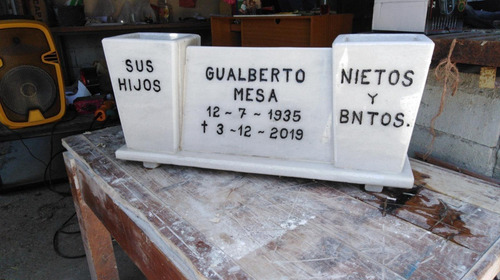 Imagen 3 de 4 de Floreros Con Placa Funerarios En Mármol Blanco