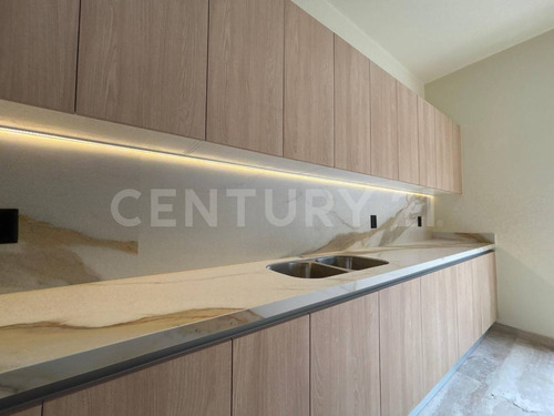 Residencia De Lujo En Vía Cumbres Con Amplios Espacios Y Exclusividad