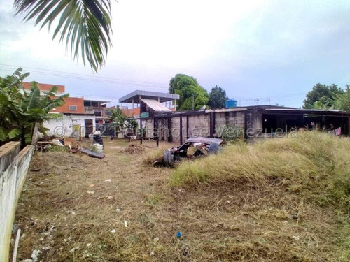 Extenso Terreno Comercial Con 468 Metros, En Un Excelente Punto Comercial, A Puerta De Calle Transitado, En Pleno Centro De Barquisimeto, Ideal Para Construcciones, Estacionamientos Y Usos Comercial