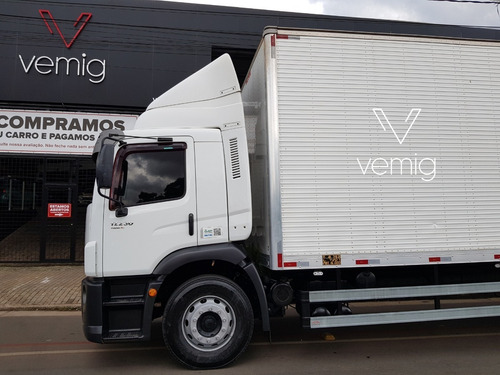 Vw 17.230 2017 Constellation 4x2 Baú Cg Seca Facchini