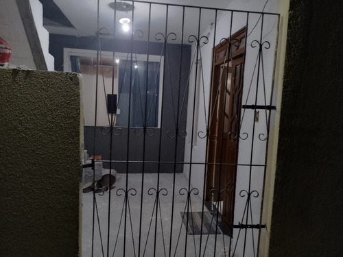 2 Quartos,2 Banheiro, Área Com Pequena Picina E Churrasqueir