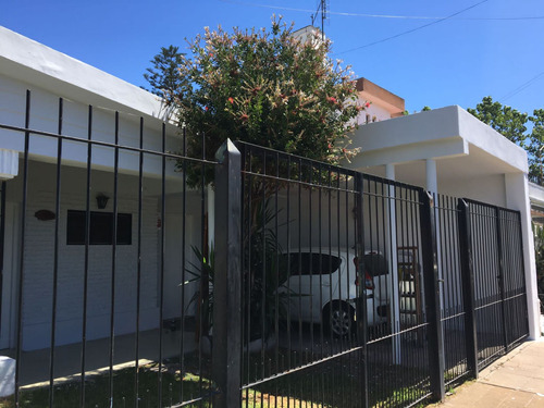 Casa En Venta En Castelar Con Patio Y Parrilla.